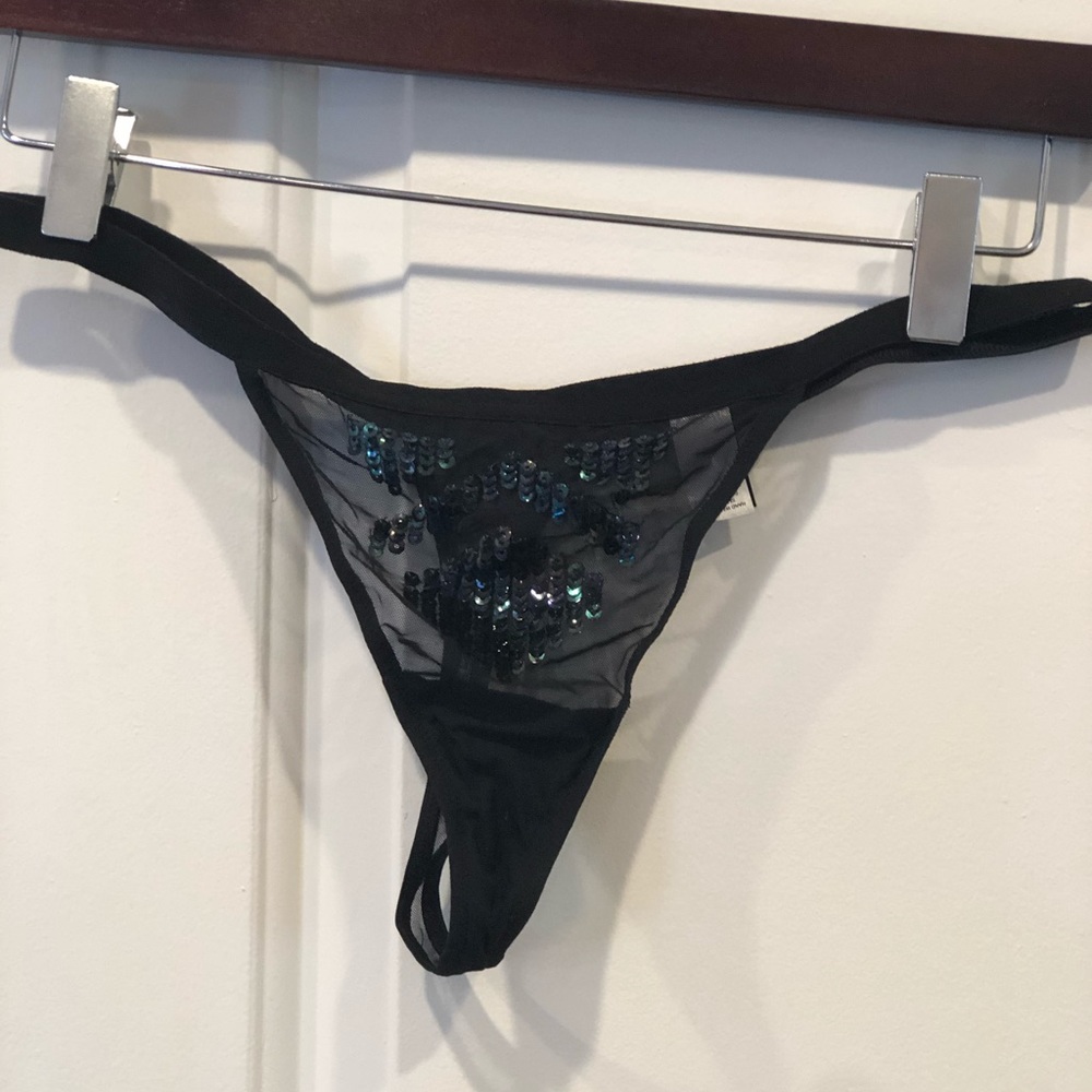 NWT Victoria’s Secret L Low-Rise V-String Thong